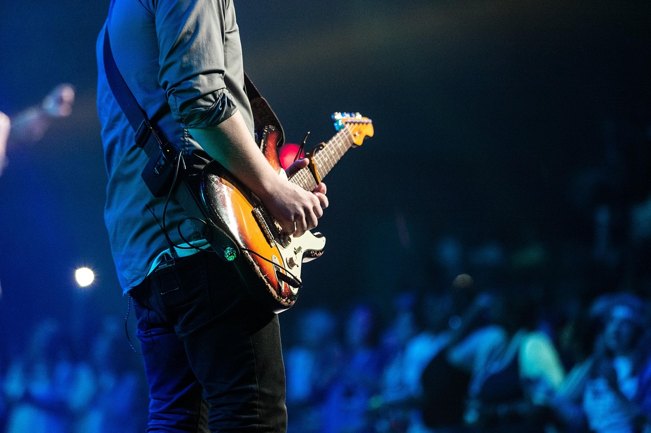 Personne qui fait de la guitare